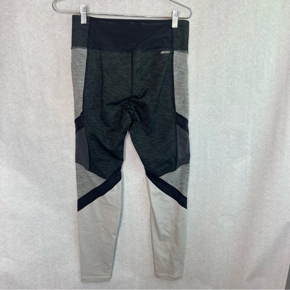 New balance, gray pockets, leggings, size medium - Picture 2 of 5